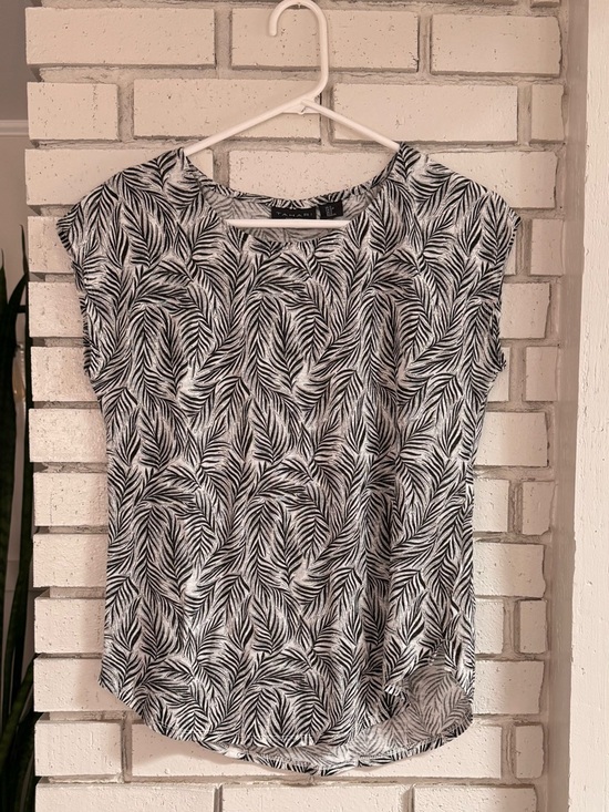 Tahari Tops - Tahari Linen Leaf Print Top Black White Cap Sleeve Lightweight Relaxed Fit